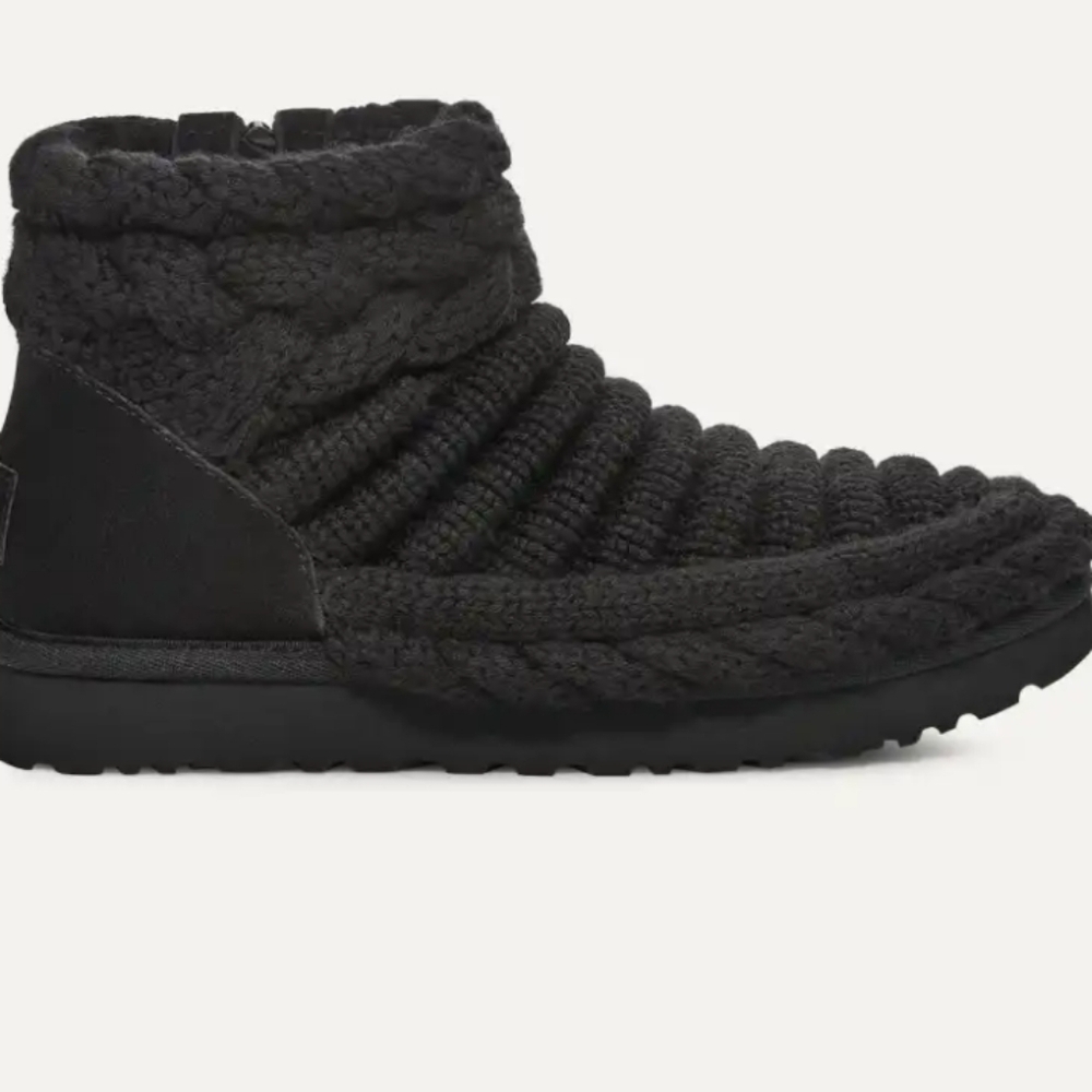 UGG CLASSIC MINI CHUNKY KNIT BLACK CARDY BOOT Size.. US 6